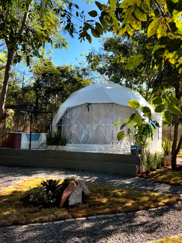 El Domo de día, con el jacuzzi de exterior
