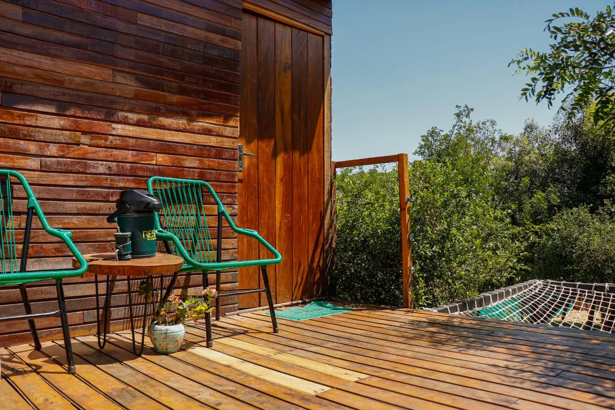 Deck de madera con sillas, al aire libre