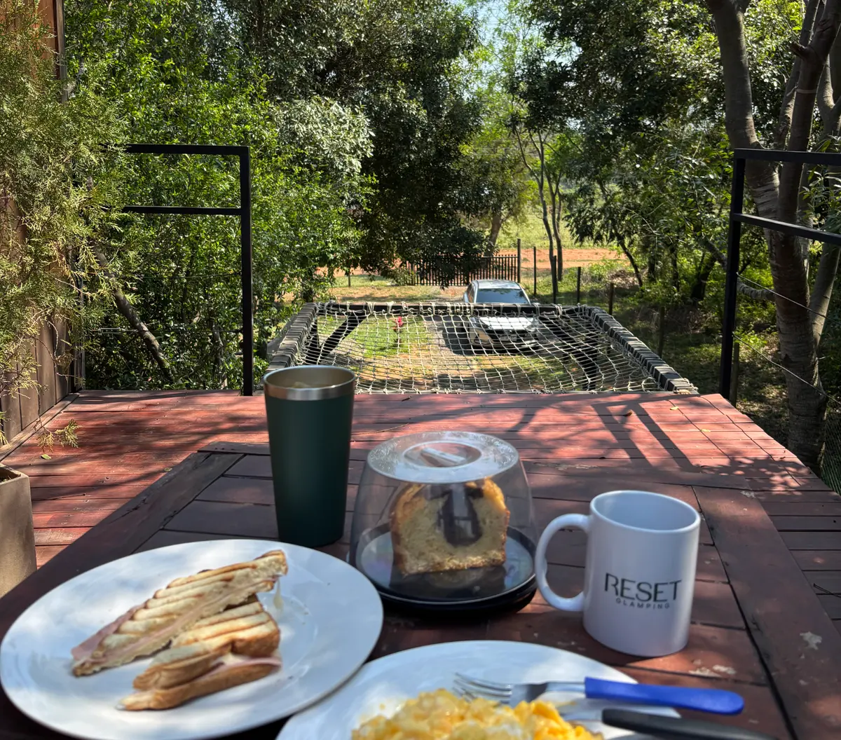 Desayuno servido en el deck
