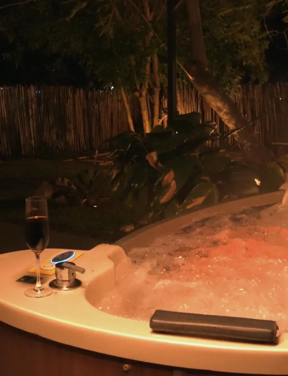 Jacuzzi de exterior encendido de noche
