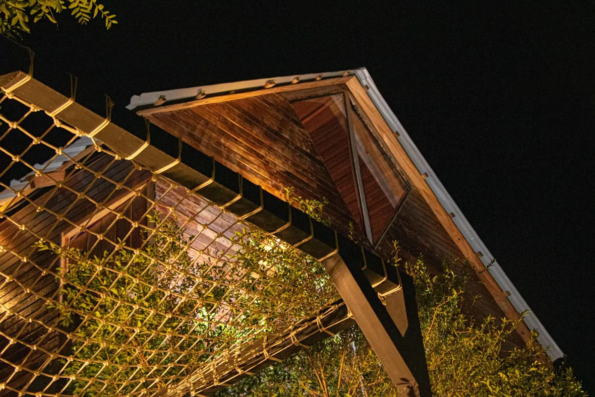 Red colgante bajo la casa del árbol, de noche